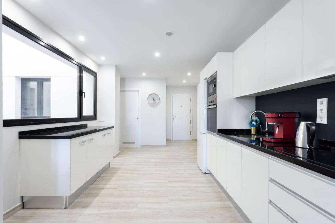 אל מדאנו New 140M2 Loft-Style Flat At Town Heart, 3 Beaches Close Casa Leon מראה חיצוני תמונה